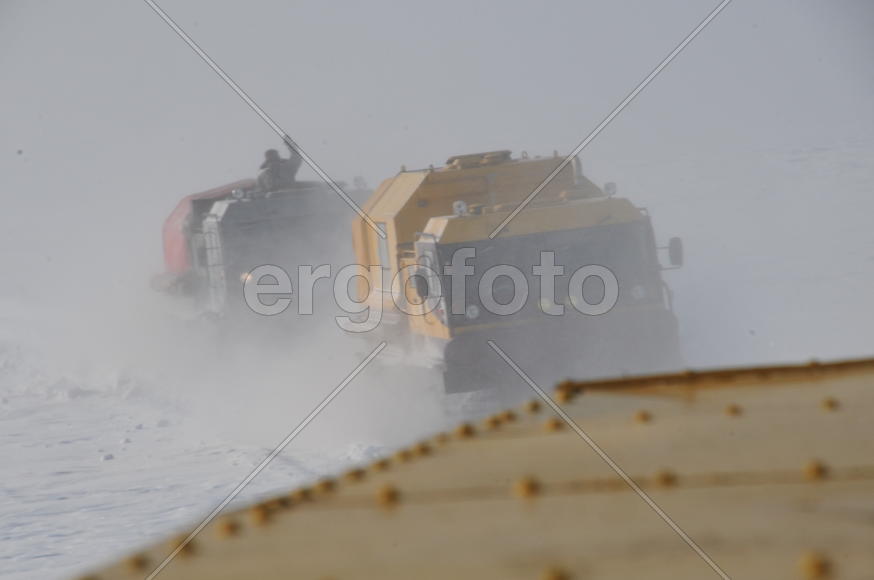 Тундра. Остатки цементного завода бывшей колонии. Ямало-ненецкий  автономный округ. Город Салехард, 