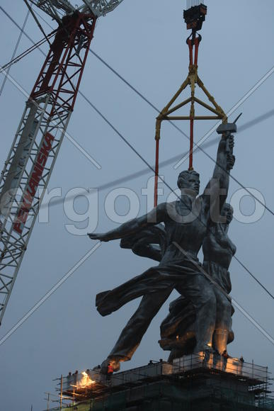 Реставрация статуи "Рабочий и колхозница"