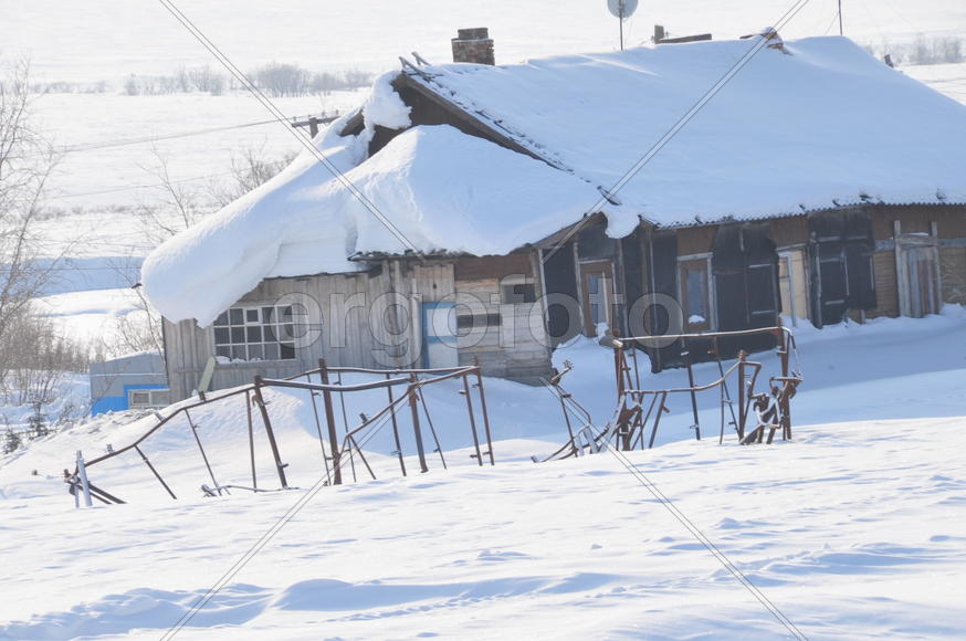 Тундра. Остатки цементного завода бывшей колонии. Ямало-ненецкий  автономный округ. Город Салехард, 