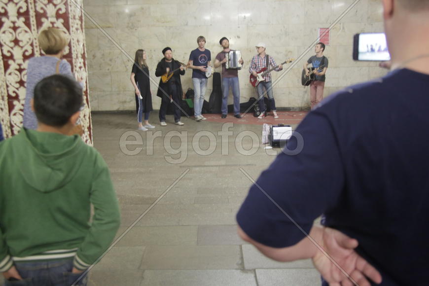 Музыканты ансамбля "Люди вольные" выступают на станции метро "Комсомольская". Москва. Россия 