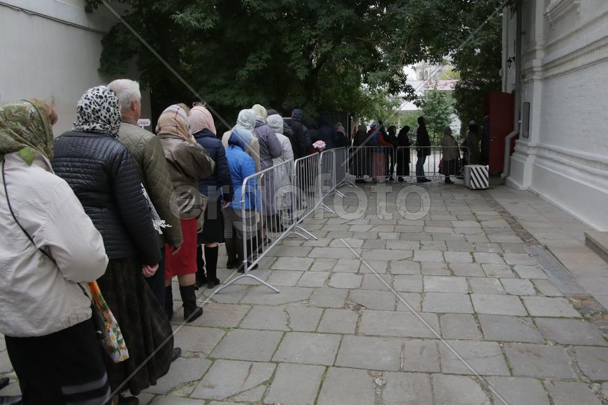 Очередь к мощам  русского святого XX века, преподобного Силуана Афонского