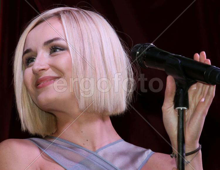 Певица Полина Гагарина на концерте в Кунцево-плаза