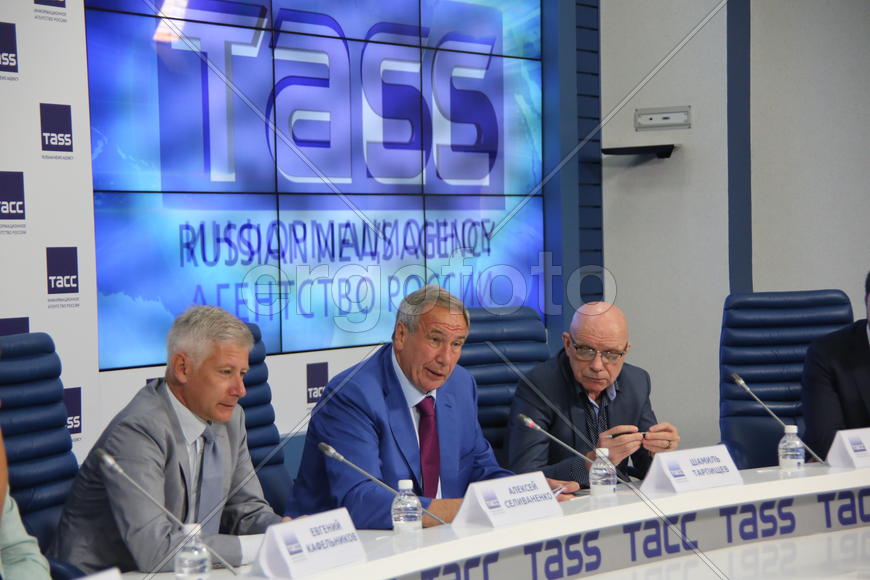  Алексей Селиваненко,  Шамиль Тарпищев, Яков Шатхин