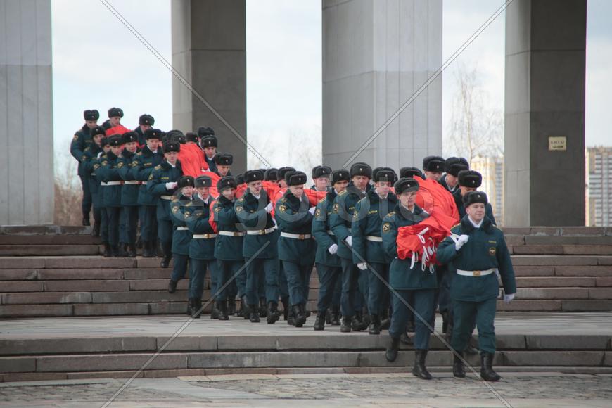 Знамя Победы в руках сотрудников МЧС России.