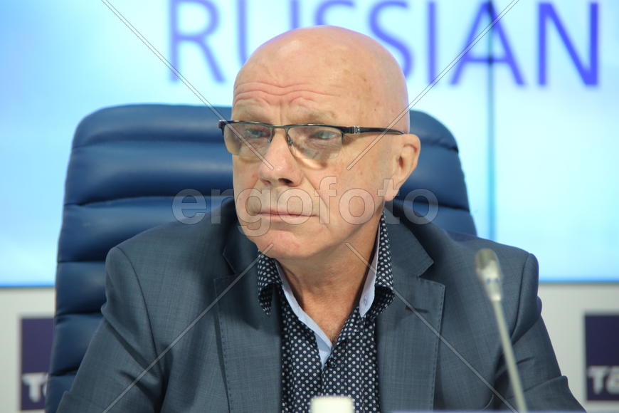 Мужчина на интервью