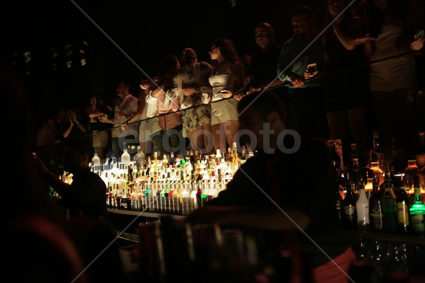 Праздничный банкет в Ливане. Бар с напитками освещенный подсветкой 