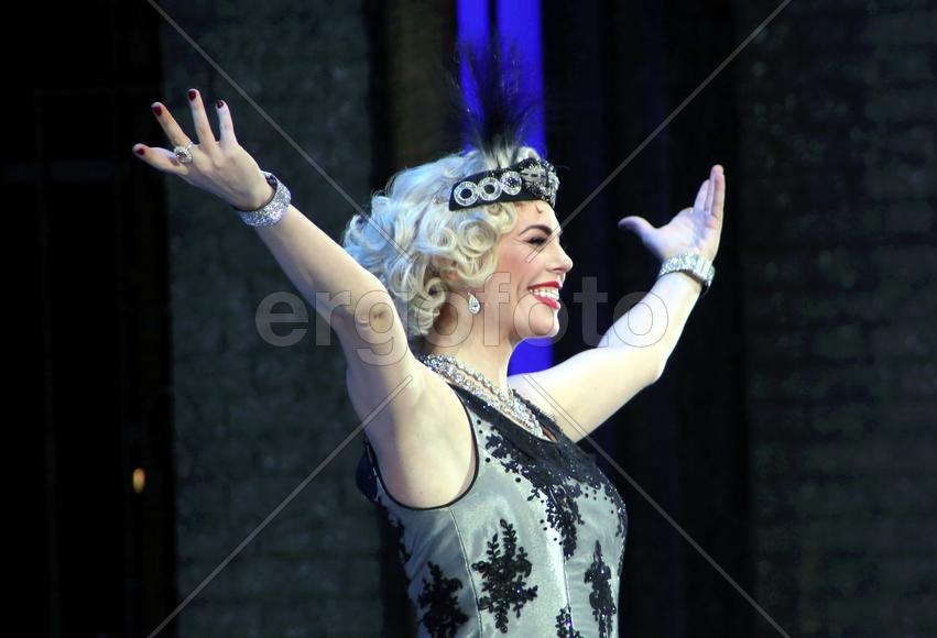 Анастасия Стоцкая на премьере мюзикла "Поющие под дождем"