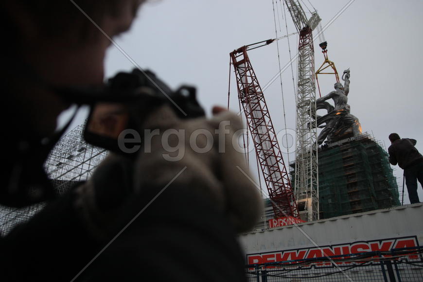 Реставрация статуи "Рабочий и колхозница"