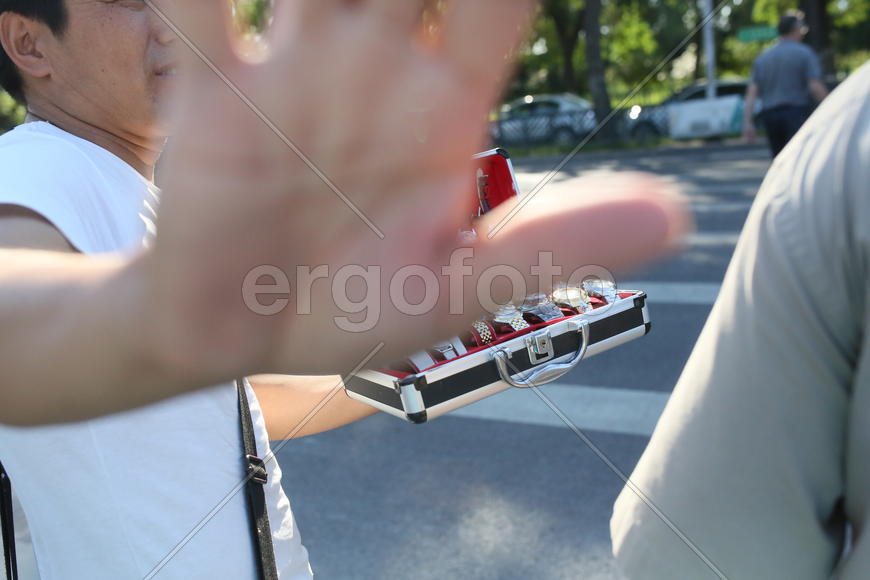 Пекин. Торговец часами