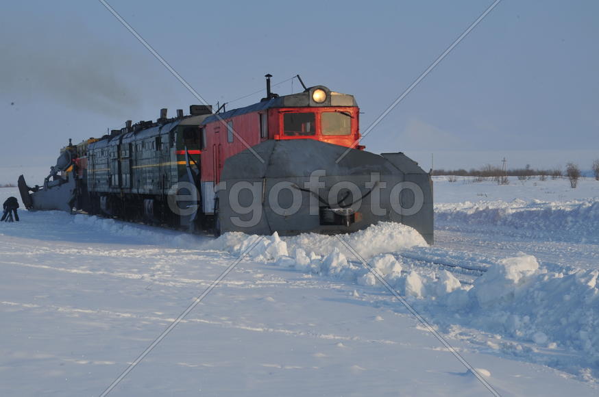Чистка снега в тундре. Ямало-ненецкий  автономный округ. Город Салехард, поселок Лабытнанги. фото Се