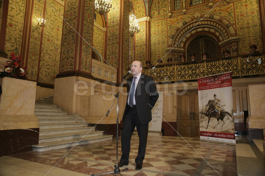 Коллекционер Алексей Егоров на выставке "К пользе и славе России" в ГИМ.