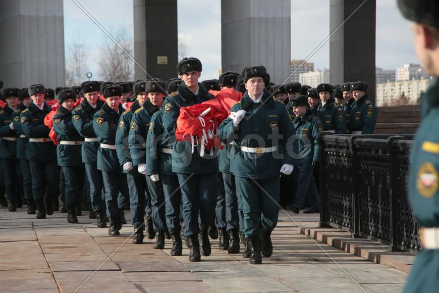 Знамя Победы в руках сотрудников МЧС России.