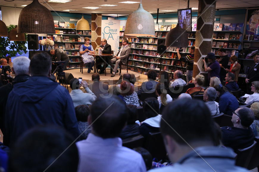 Итальянский певец Робертино Лоретти  во время презентации автобиографической книги 