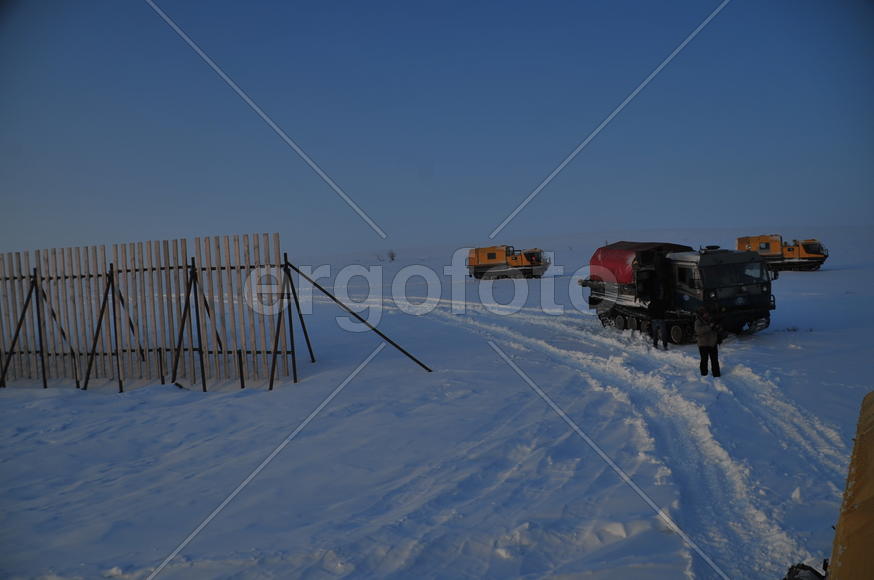 СНегоудерживающие заборы. Ямало-ненецкий  автономный округ. Город Салехард, поселок Лабытнанги. фото