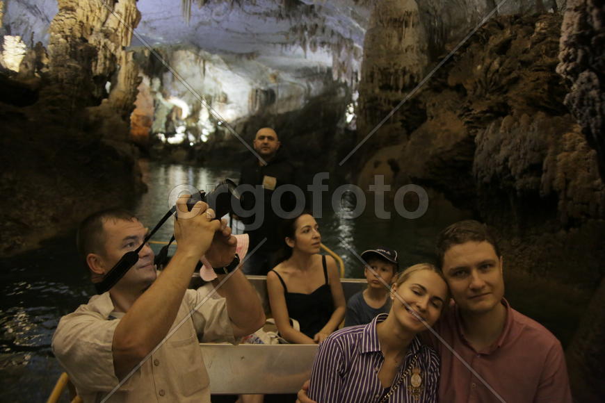 Ливан. Подземная пещера. Туристы на прогулочной лодке. 