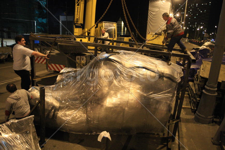 Реставрация статуи "Рабочий и колхозница"