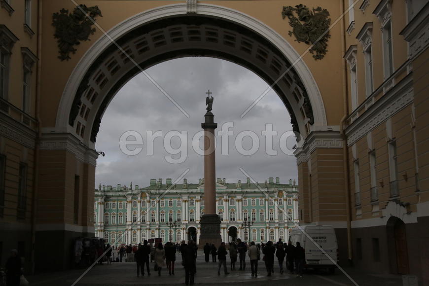 Вид на Дворцовую площадь через арку Генерального штаба. Санкт-Петербруг