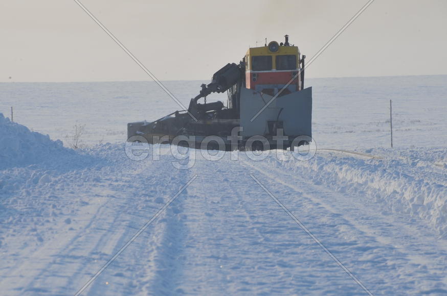 Чистка снега в тундре. Ямало-ненецкий  автономный округ. Город Салехард, поселок Лабытнанги. фото Се