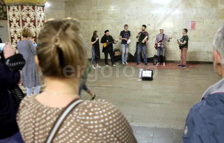 Музыканты ансамбля "Люди вольные" выступают на станции метро "Комсомольская". Москва. Россия 