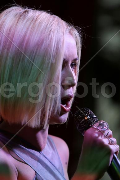 Певица Полина Гагарина на концерте в Кунцево-плаза