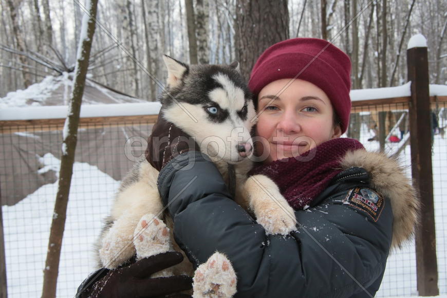 Московский художник-каллиграф Анна Коротеева с щенком Хаски по кличе Клёпа в парке Хаски в парке Сок