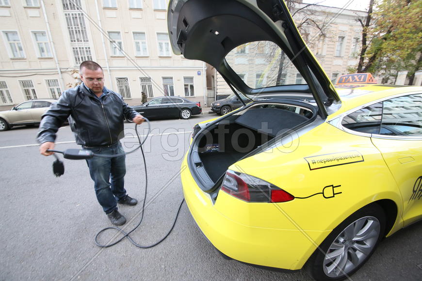 Первая в России электрозарядка. Электромобиль Tesla. Процесс зарядки.