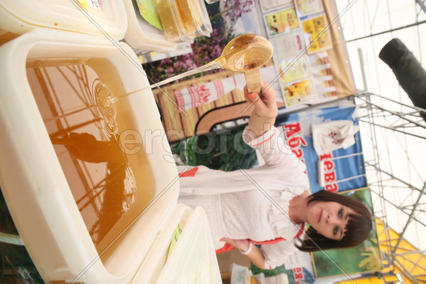 Всероссийская ярмарка меда в Коломенском