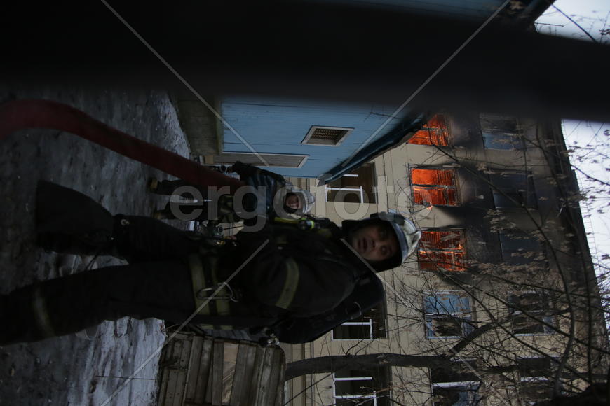 Пожар в выселенном под снос здании по ул.Сосинская