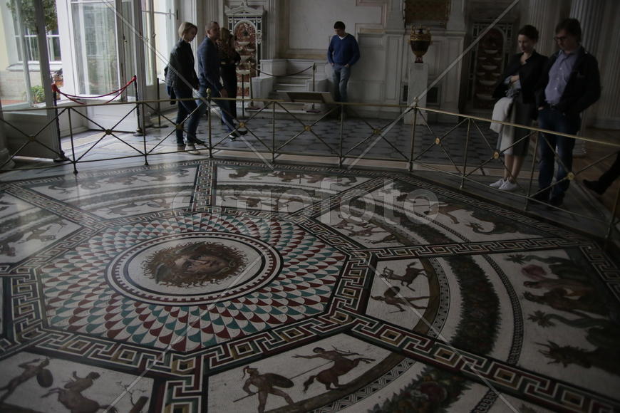 Туристы в музее Эрмитаж. Санкт-Петербруг