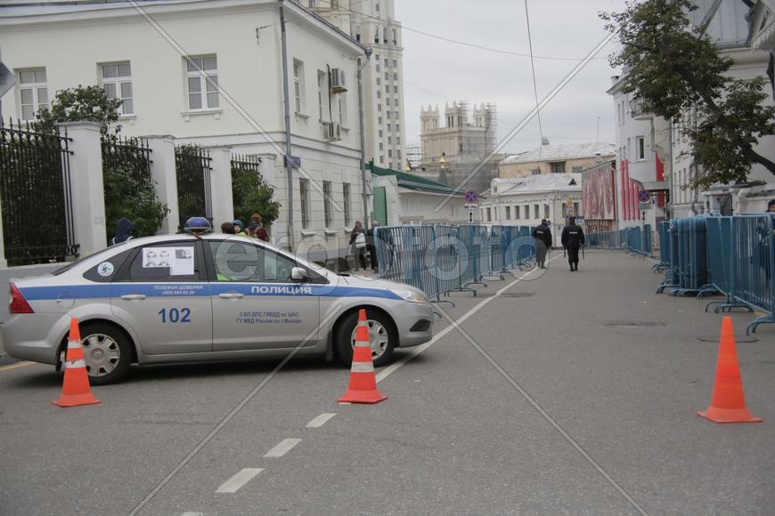 Перекрытая улица напротив храма Великомученика Никиты 