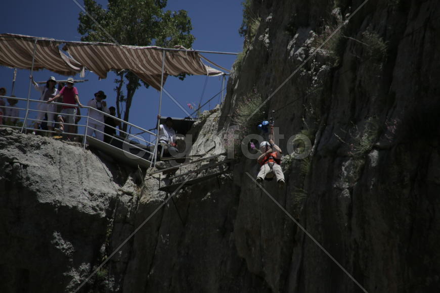 Спуск туристов по канатному подъемнику. Ливан 