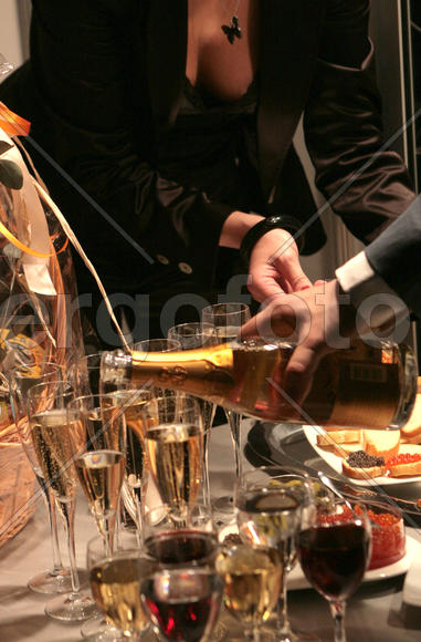 ∆енщина, мужчина, вино, икра.