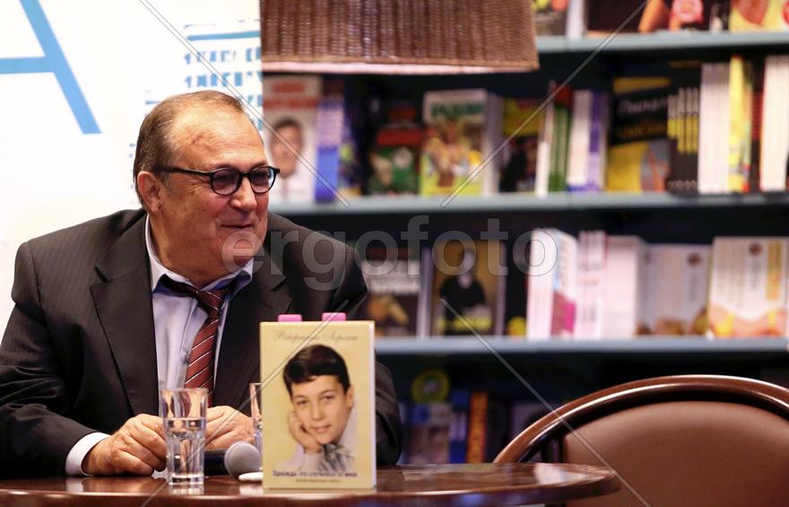 Итальянский певец Робертино Лоретти  во время презентации автобиографической книги 