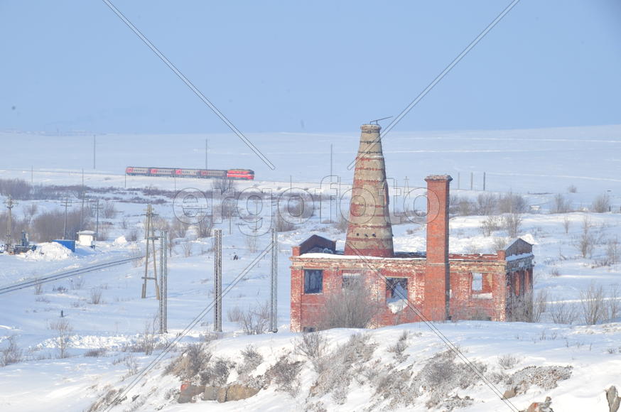 Тундра. Остатки цементного завода бывшей колонии. Ямало-ненецкий  автономный округ. Город Салехард, 