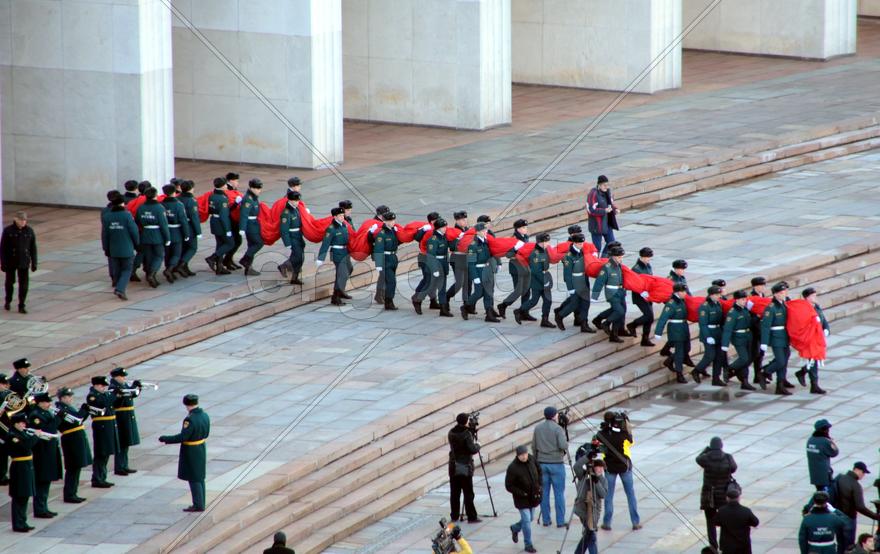 Знамя Победы в руках сотрудников МЧС России.