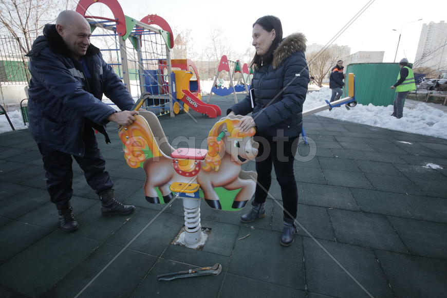 Инженер по благоустройству РЭУ-5 управы Люблино Ольга Лебедева и плотник РЭУ-5 Иван Алексеев