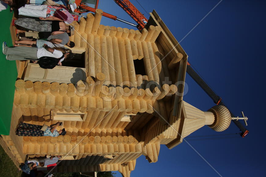 Деревянная церковь, возведенная за один день специально для фестиваля. 