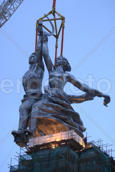 Реставрация статуи "Рабочий и колхозница"