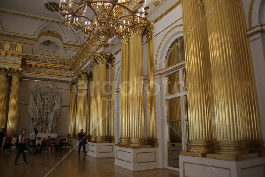 Туристы в музее Эрмитаж. Санкт-Петербруг