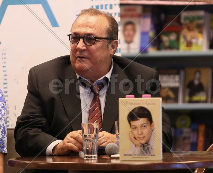 Итальянский певец Робертино Лоретти  во время презентации автобиографической книги 