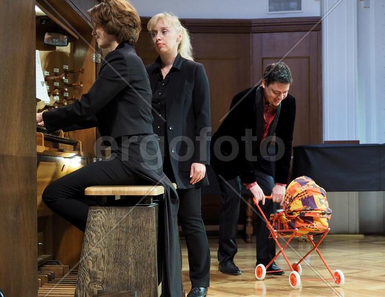 Анастасия Черток, ее помощник Елена Паникова и баритон Дмитрий Кондратков.