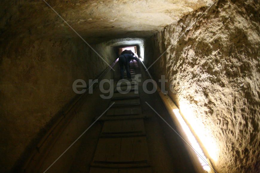 Человек взбирается вверх