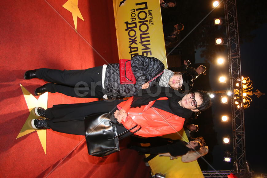 Ирина Хакамада с дочкой перед началом мюзикла "поющие под дождем"