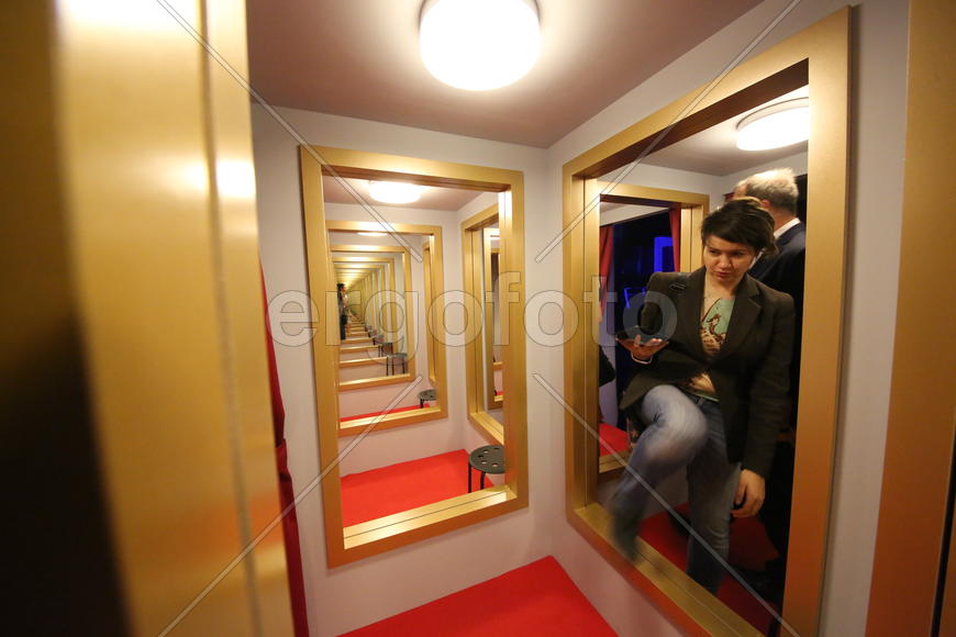 Инсталляция Леандро Эрлиха "Примерочные" 6-ая ежегодная выставка гибридного искусства Lexus Hybrid A