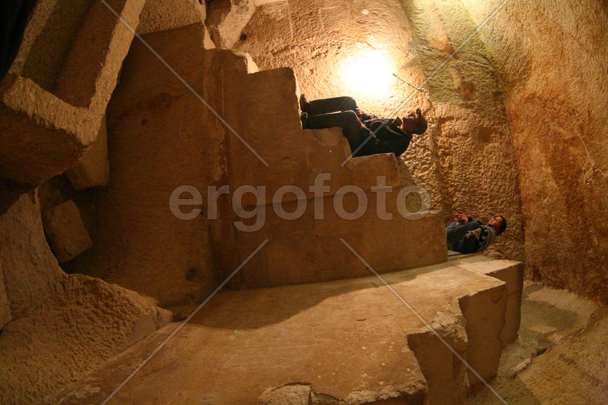 Два человека в пещере