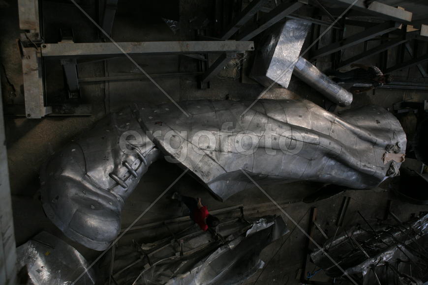 Реставрация статуи "Рабочий и колхозница"
