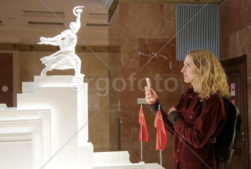 Студентка из Голландии Конни Ван Страуд у макета советского павильона в Париже