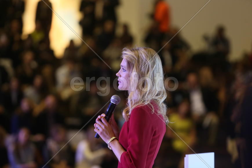 Наталия Водянова на благотвортиельном аукционе на арт-ярмарке Cosmoscow 