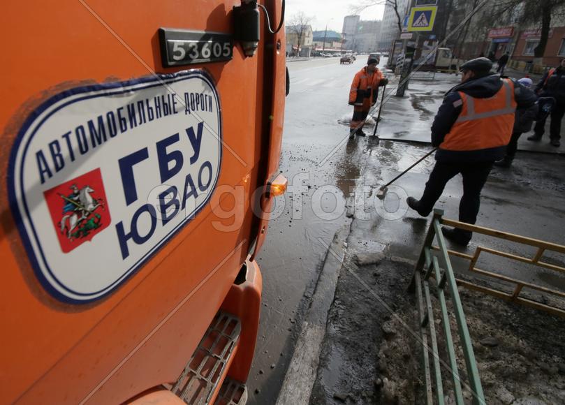 Ильяс Таймаев, Юрий Свечников, Артур Банковский за работой на ул.Авиамоторная, дом 8.