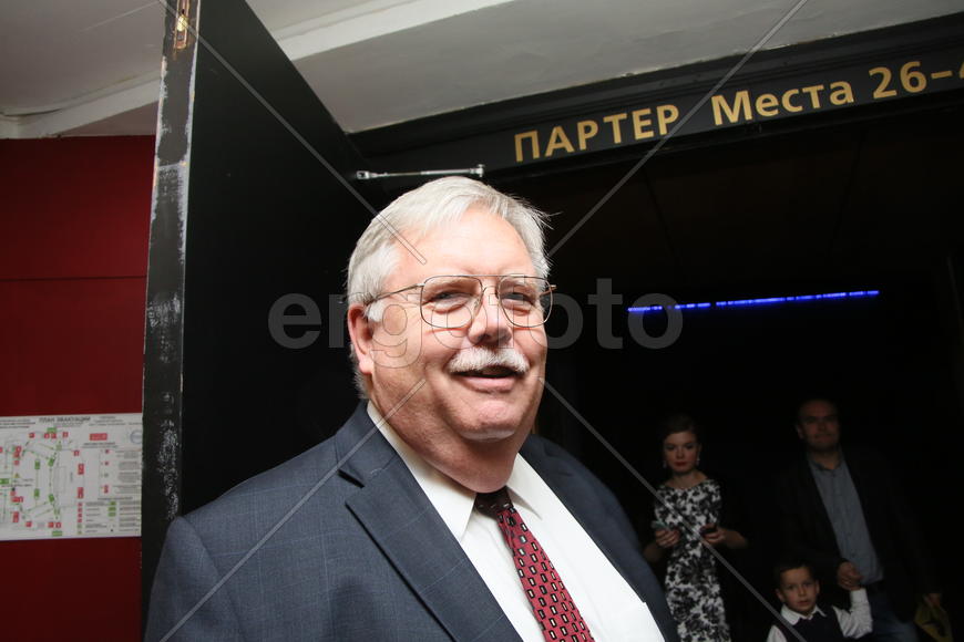 Посол США в России Джон Теффт с супругой  перед началом мюзикла "Поющие под дождем" в Москве.